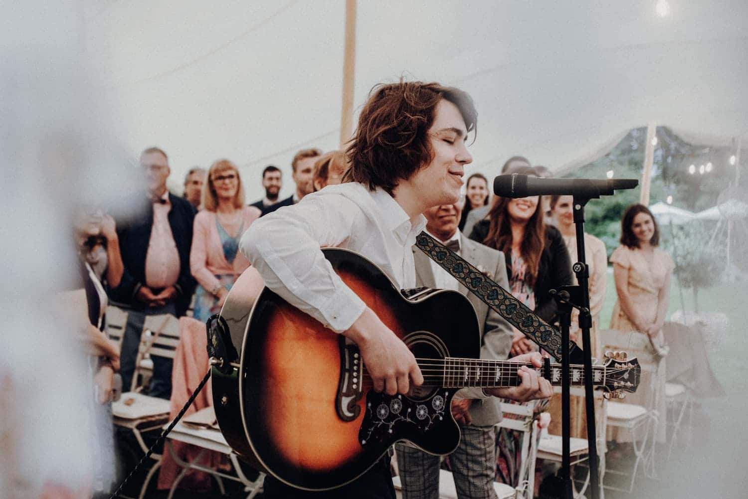 Hochzeitssänger Julian LeBen musiziert mit Gitarre für Hochzeitsgäste auf Hochzeit im Herrenhaus Gut Bliestorf.