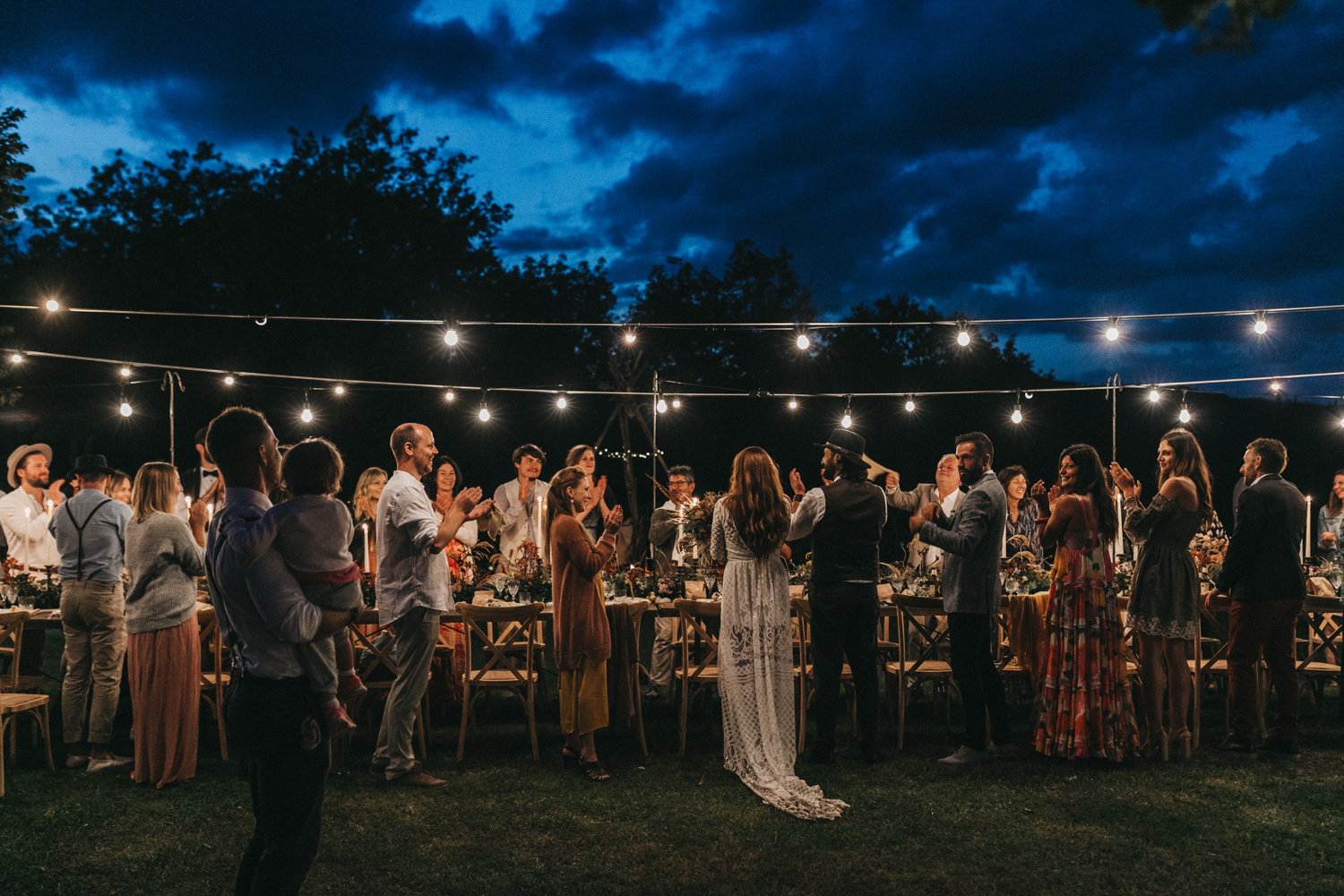 Toskana Hochzeit mit vielen Gästen wird gefeiert und das Festessen eröffnet.