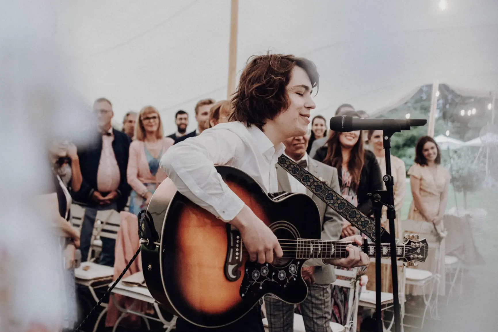 Hochzeitssänger Julian LeBen aus Hamburg singt und spielt Gitarre auf einer Trauung vor den Hochzeitsgästen.