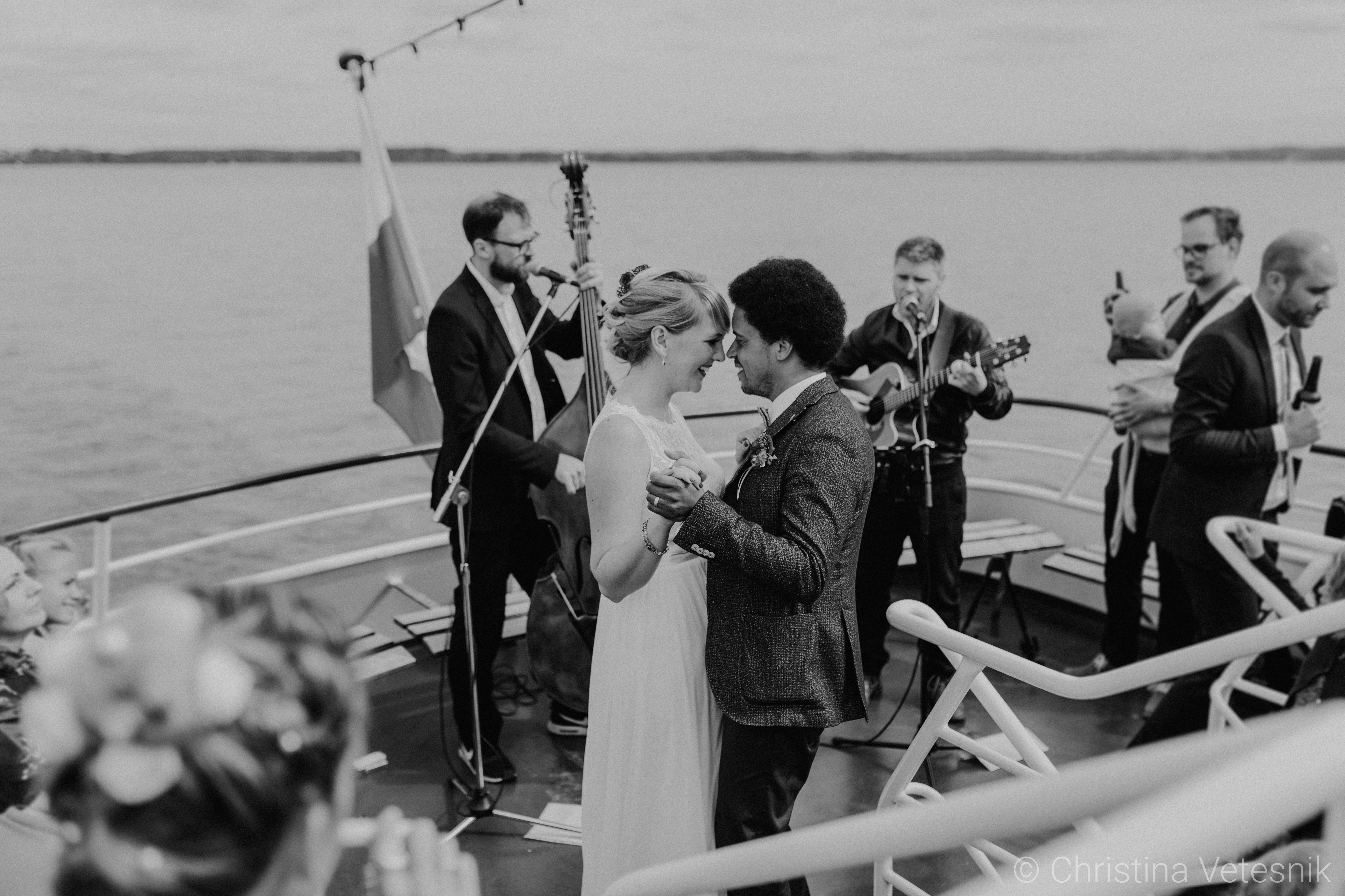 Jukebox Munich Band begleitet eine Trauung auf einer Hochzeit.