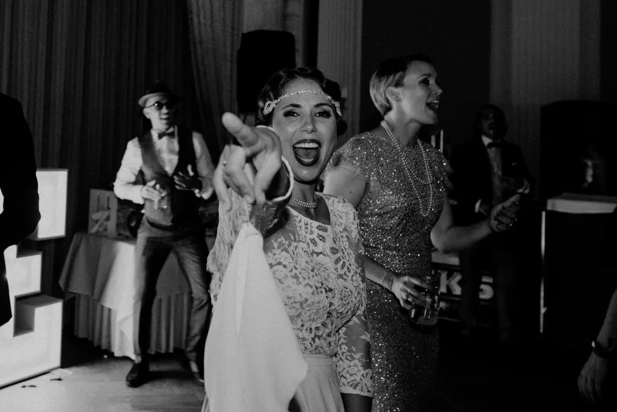 Sänger Julian LeBen singt und spielt Gitarre direkt vor dem emotionalen Hochzeitspaar auf einer Boho-Hochzeit.