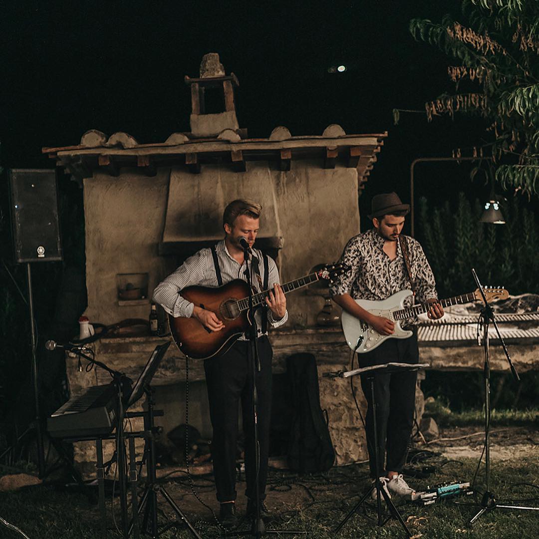 Sänger Jonte Friedrichsen und seine Begleitung singen und spielen Gitarre auf einer Toskana Hochzeit.