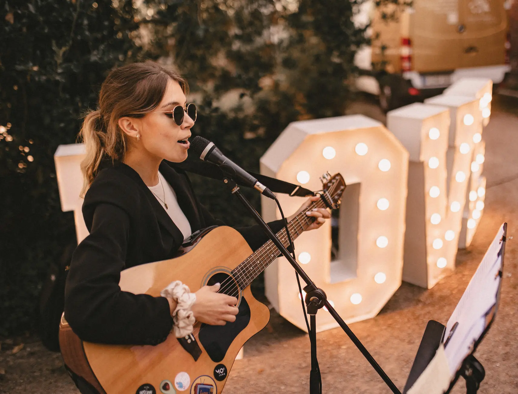 Hochzeitssängerin mit Gitarre singt auf Trauung