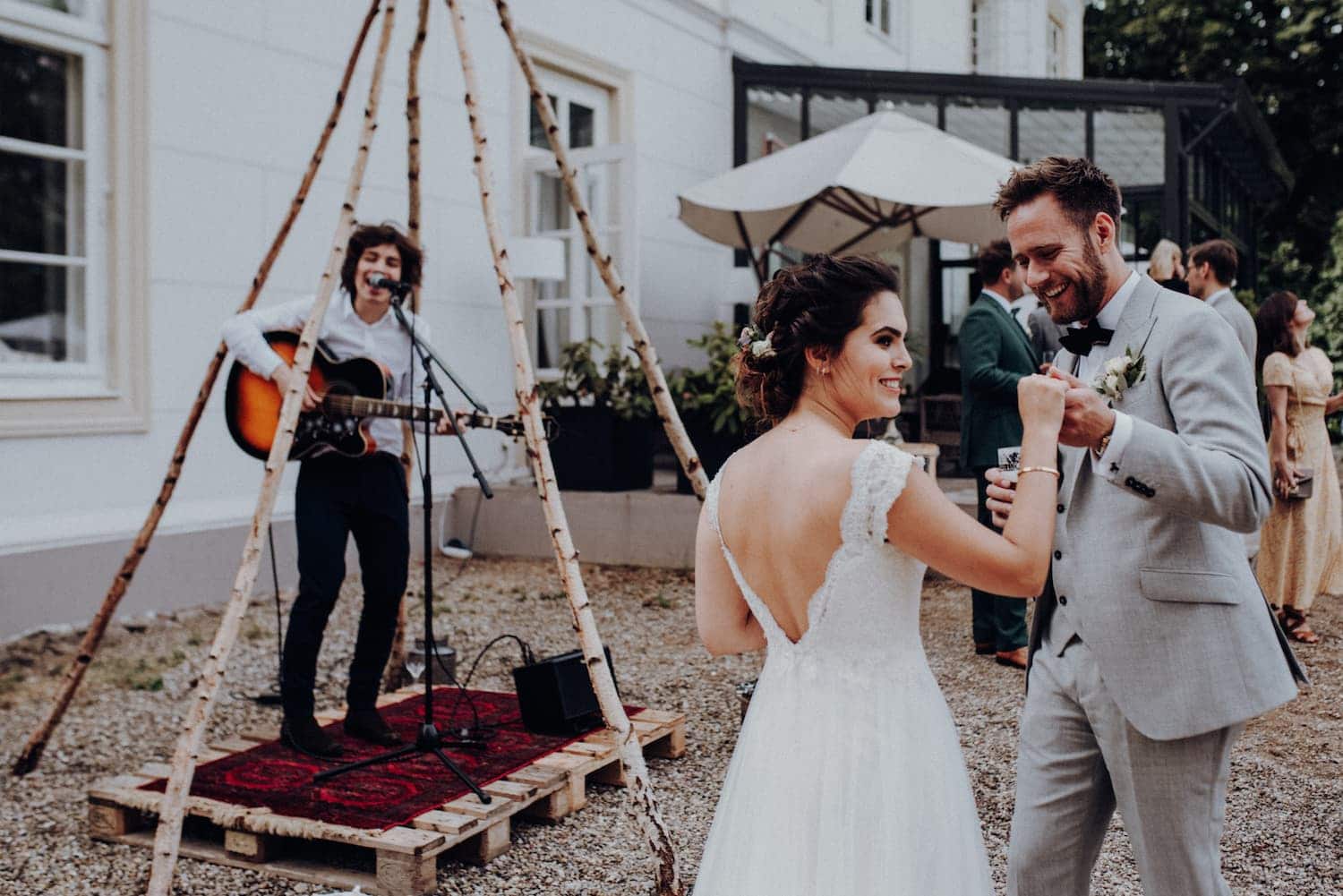 Hochzeitstanz des Brautpaares wird begleitet durch Hochzeitssänger Julian LeBen mit Gitarre und Gesang. Er steht vorm Herrenhaus Gut Bliestorf.