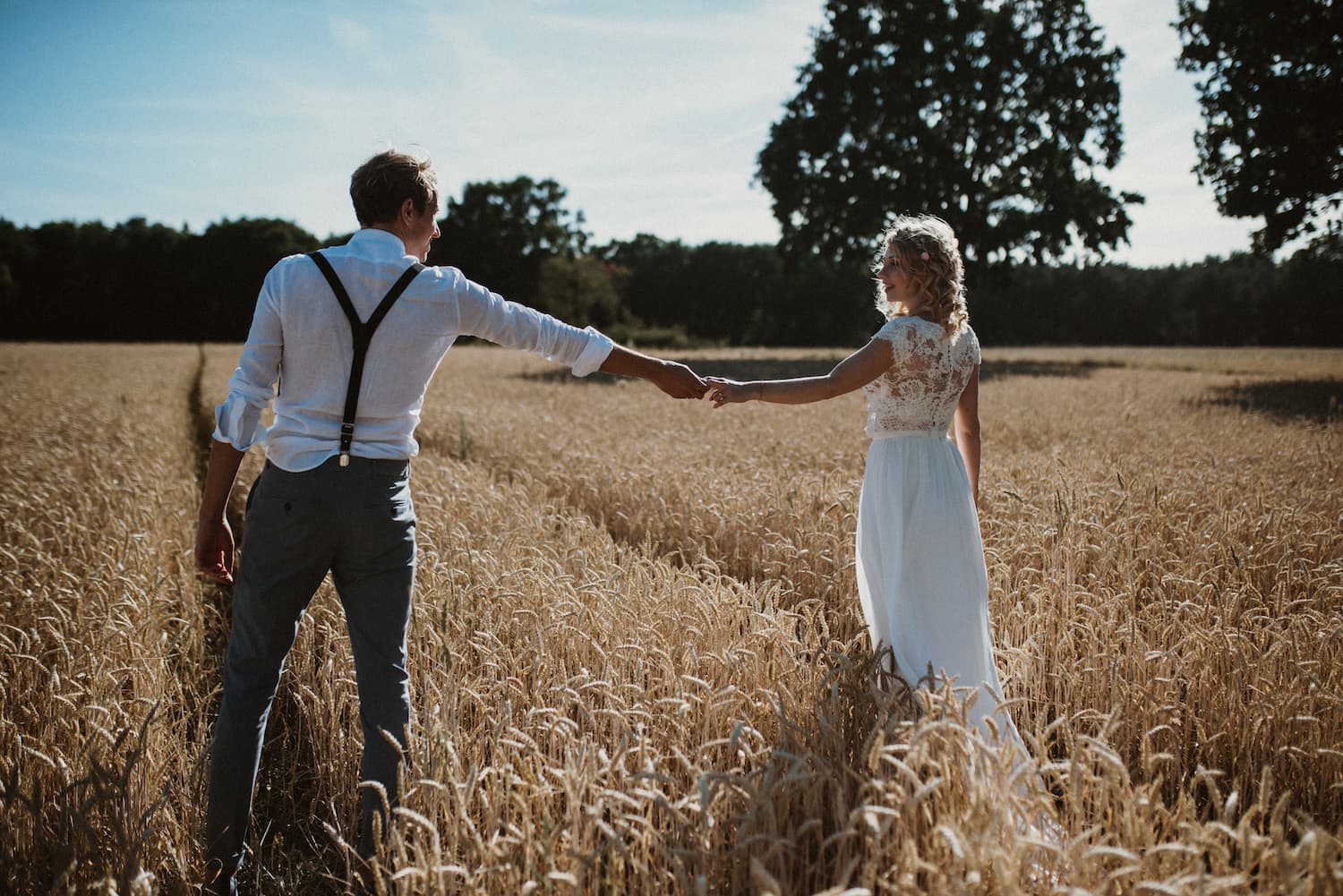 Hochzeitspaar-Shooting für Vintage Hochzeit auf Weizenfeld
