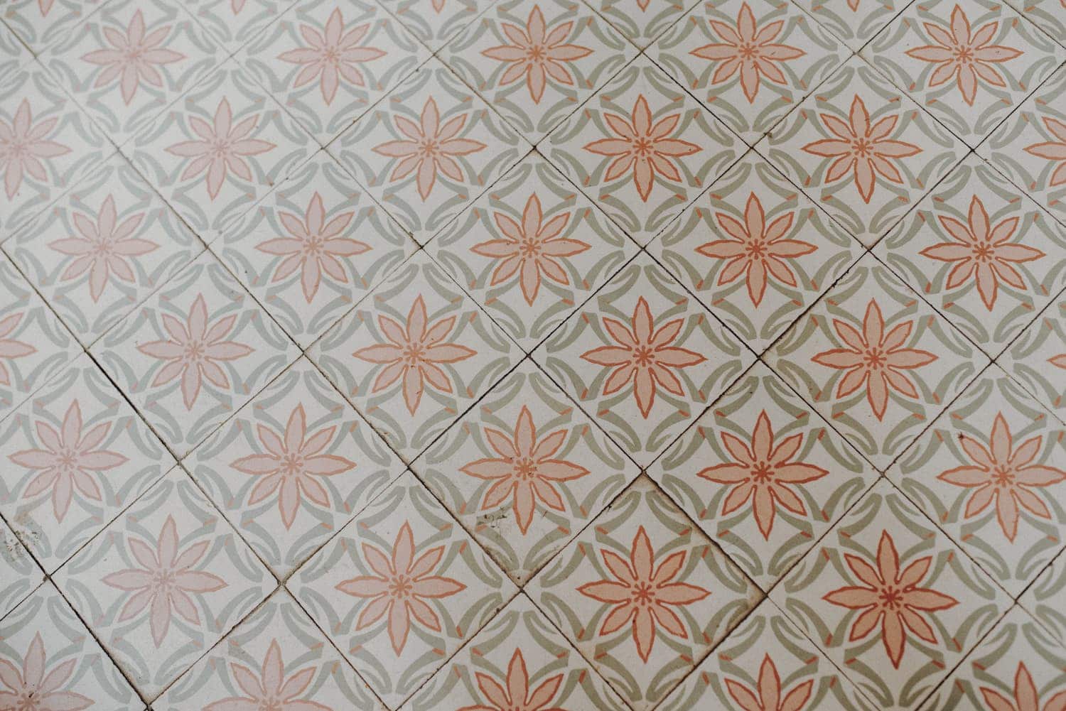 Wunderschöne Fliesen mit Blumenmotiv im Herrenhaus Gut Bliestorf.