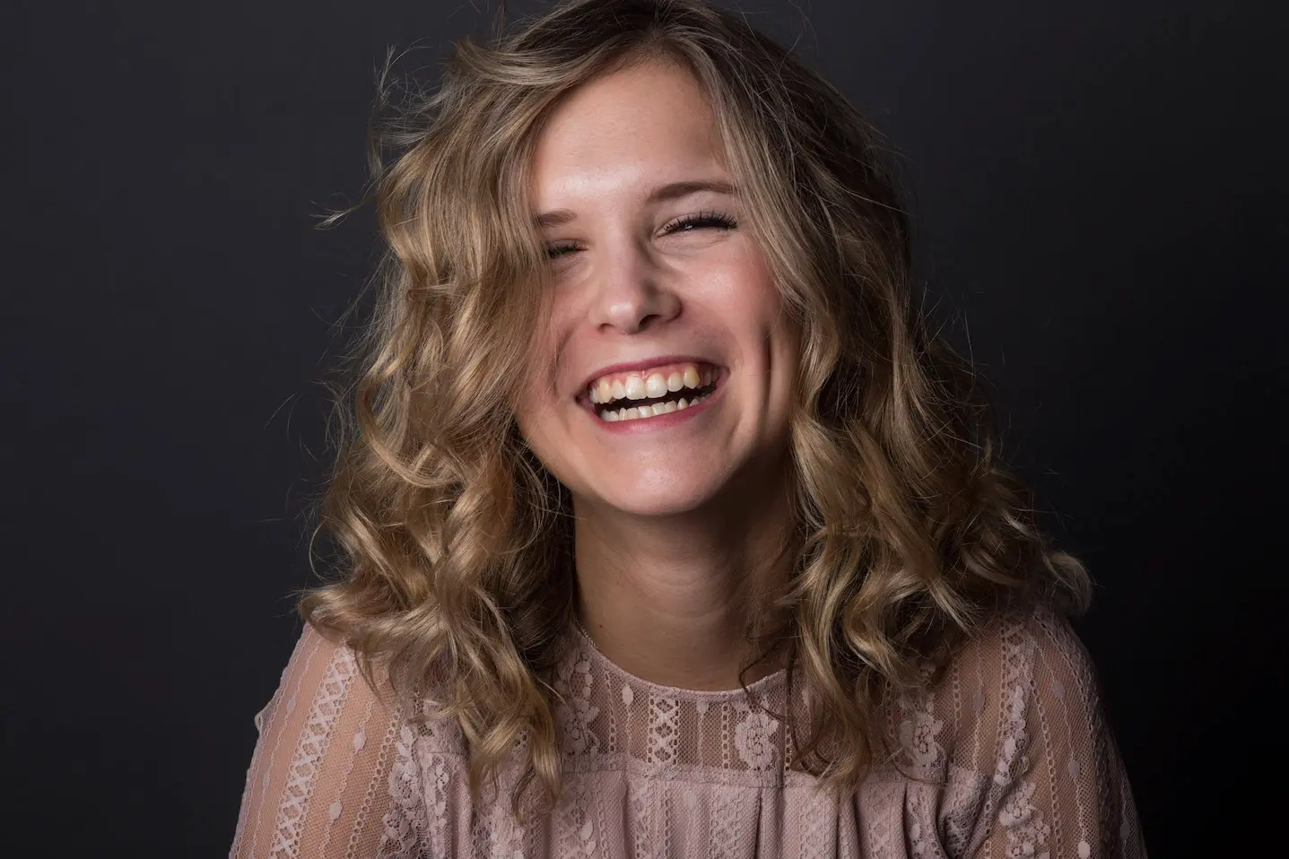 Sängerin Luisa lächelt glücklich in die Kamera.