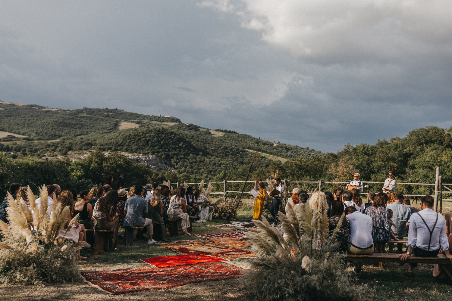 Eine Band begleitet eine große freie Trauung in der wunderschönen Toskana mit Live-Musik.