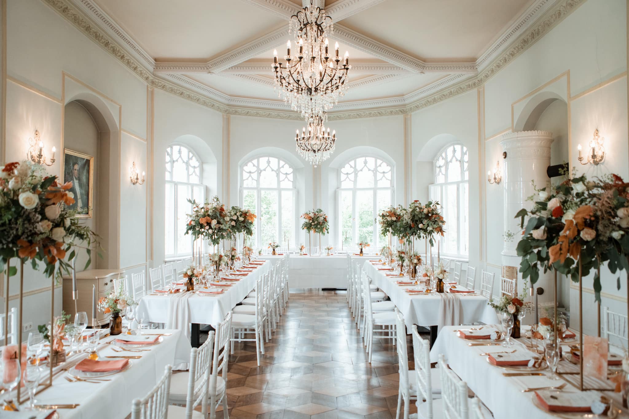 Ein Festsaal im Schloss Gamehl wurde festlich für eine Hochzeit geschmückt.