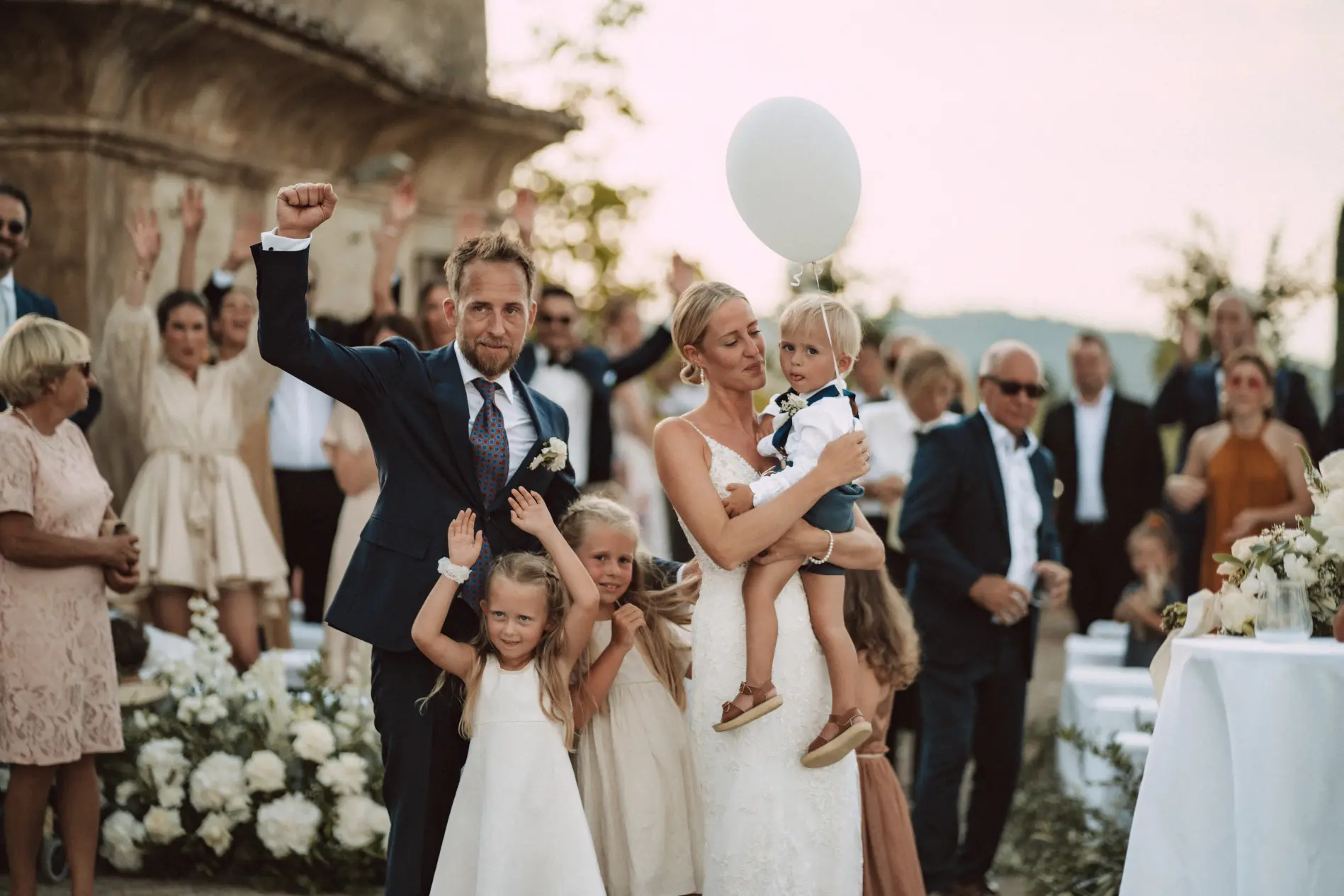 Teresa-Casamonti-mit-Ehemann-und-Familie-auf-ihrer-Toskana-Hochzeit