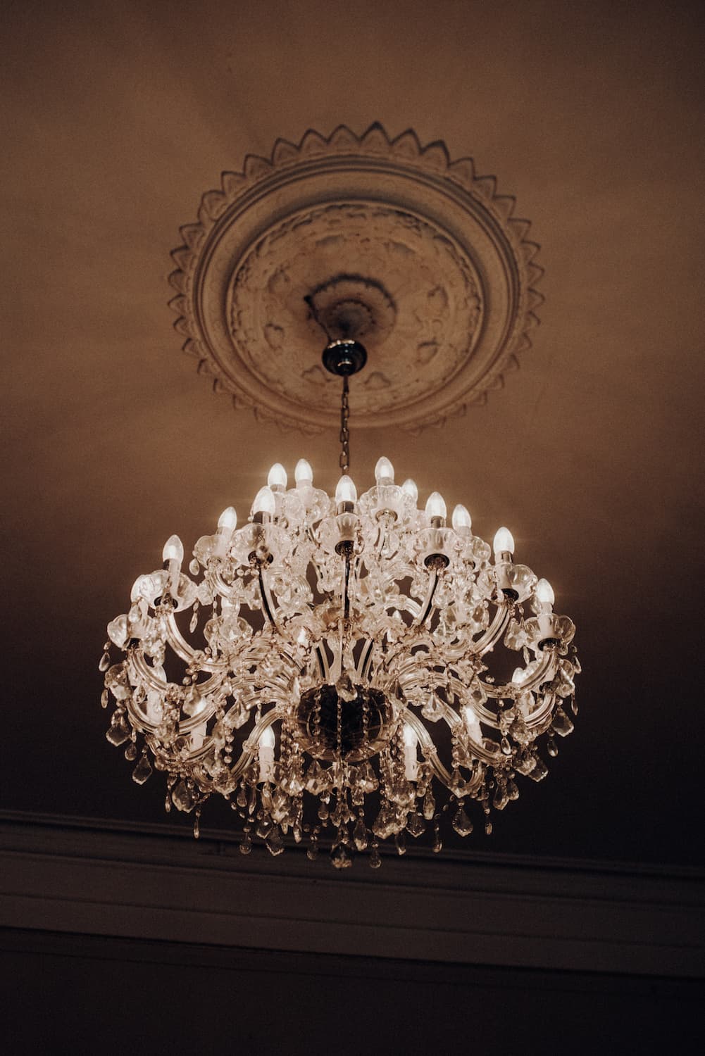 Wunderschöner Kronleuchter an der Decke im Herrenhaus Gut Bliestorf.