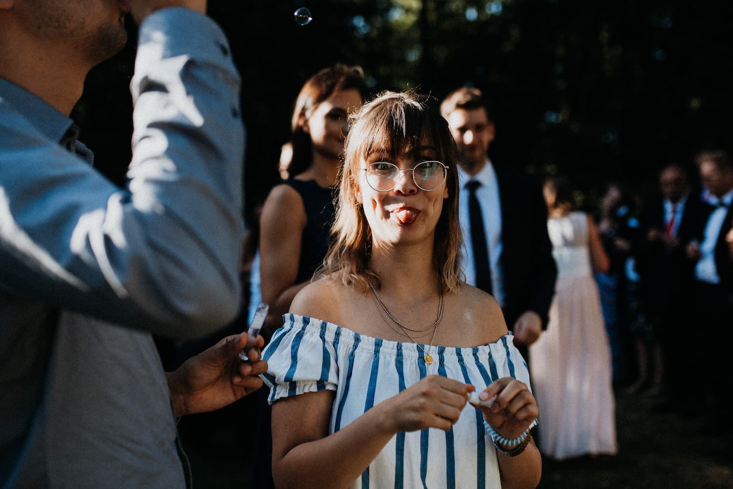 Fröhliche Gäste auf einer Vintage Hochzeit im Restaurant Müggenbusch in Lübeck bei Sonnenschein.