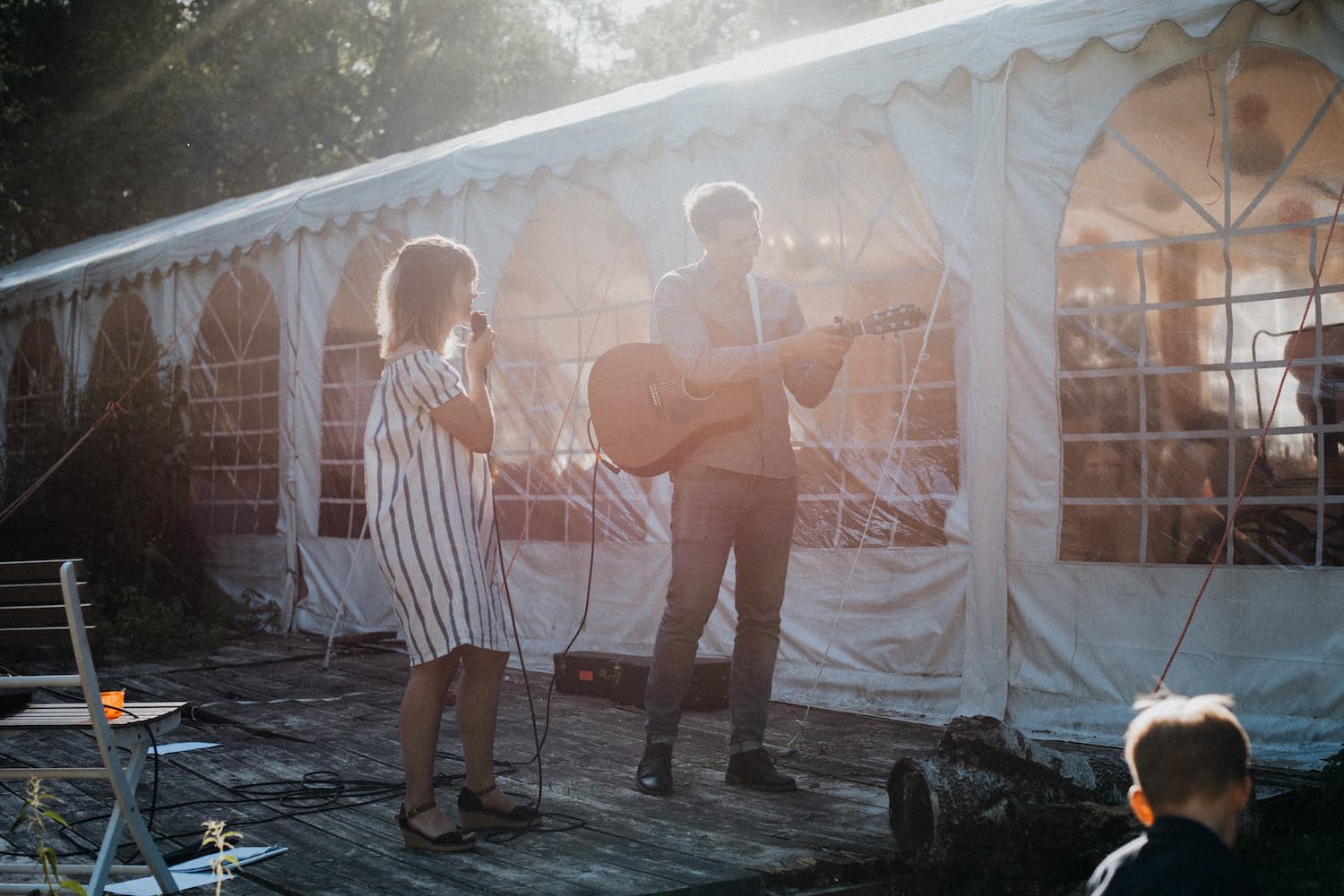 Hochzeitssängerin und Gitarrist musizieren für die Gäste auf einer Vintage Hochzeit im Restaurant Müggenbusch in Lübeck.