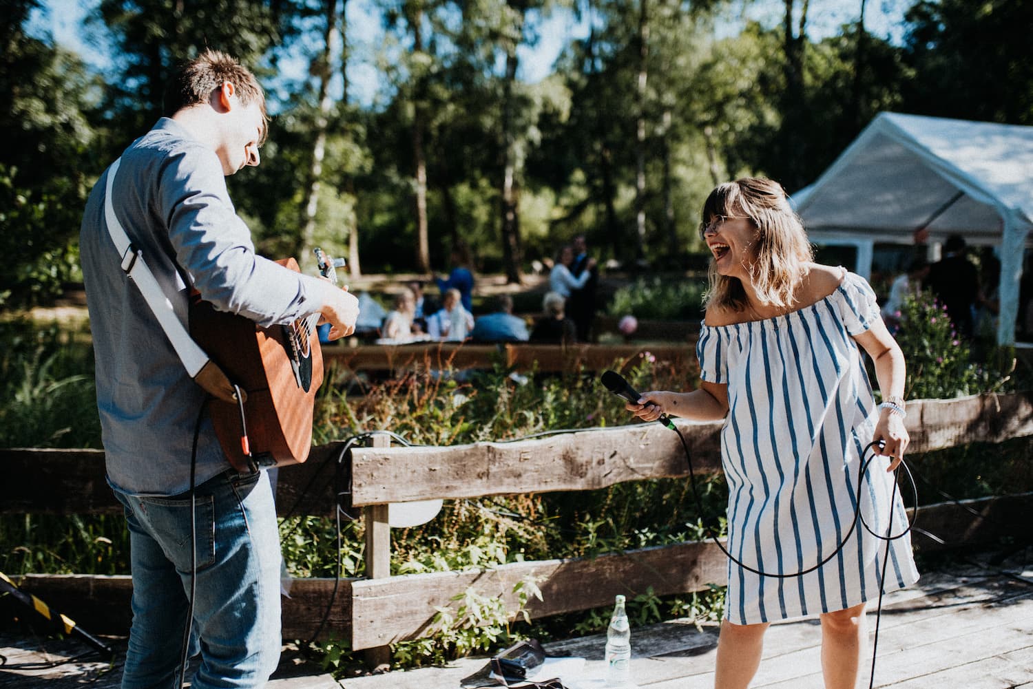 Hochzeitssängerin Luisa und ihr Gitarrist spielen auf einer Vintage Hochzeit im Restaurant Müggenbusch in Lübeck.