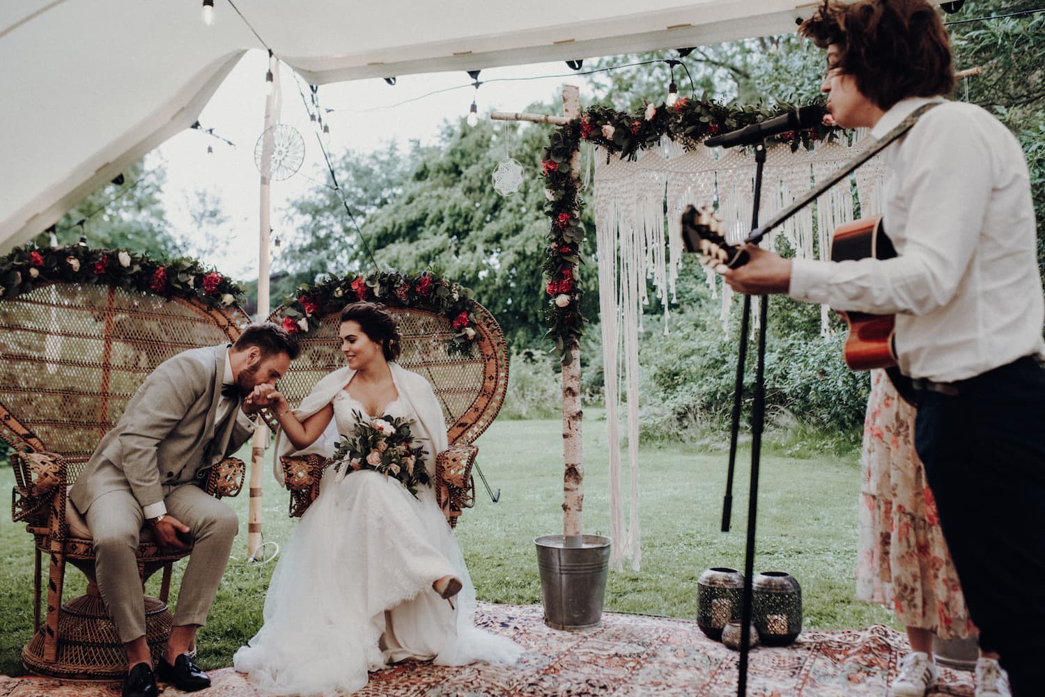 Hochzeitssänger Julian LeBen begleitet die Trauung einer Hochzeit im Herrenhaus Gut Bliestorf und singt für das Hochzeitspaar.