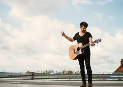 Hochzeitssänger Porta Westfalica Sascha Renier mit Gitarre