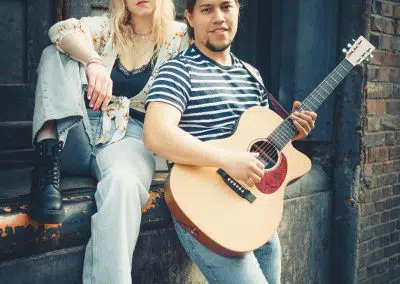 Hochzeitssänger Hamburg Lisa und David mit Gitarre