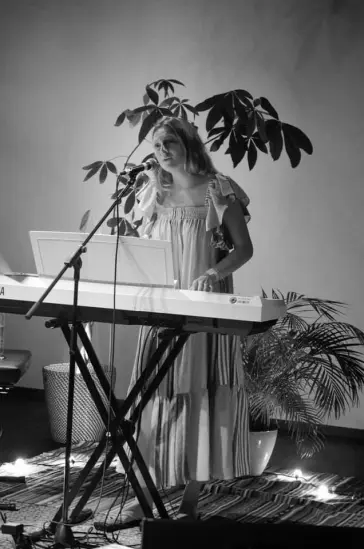 Hochzeitssängerin München Annika Lange Live am Keyboard
